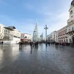 Transeúntes en la Puerta del Sol el día de Año Nuevo, a 1 de enero de 2022, en Madrid, (España). La celebración de Nochevieja en la Comunidad de Madrid se ha saldado con 143 reyertas y agresiones, un 54% más que el año pasado, cuando se estableció el toque de queda por la pandemia; 156 intoxicaciones etílicas (438% más) y 75 incendios (150% más).xxx en una vía de la capital el día de Año Nuevo, a 1 de enero de 2022, en Madrid, (España). La celebración de Nochevieja en la Comunidad de Madrid se ha saldado con 143 reyertas y agresiones, un 54% más que el año pasado; 156 intoxicaciones etílicas (438% más) y 75 incendios (150% más). Los servicios de emergencia recibieron, desde la medianoche hasta las 9 horas, un total de 2.234 llamadas, lo que representa un 28% más respecto a 2021. Este final de año ha estado marcado por restricciones debido a un aumento de contagios, cierre del ocio nocturno en algunas Comunidades Autónomas, y la cancelac