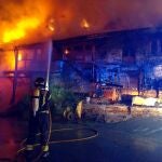 Un incendio destruye el bar y albergue El Refugio de La Faba (León).