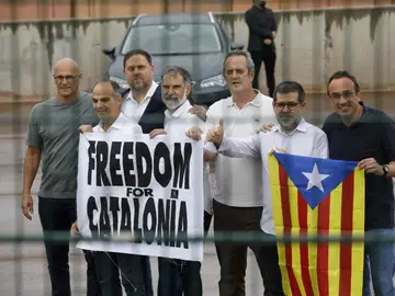 Oriol Junqueras y otros seis presos del "procés" indultados por el Gobierno, tras abandonar la prisión de Lledoners en 2021 Oriol Junqueras y otros seis presos del "procés" indultados por el Gobierno, tras abandonar la prisión de Lledoners en 2021