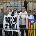 Oriol Junqueras y otros seis presos del "procés" indultados por el Gobierno, tras abandonar la prisión de Lledoners en 2021