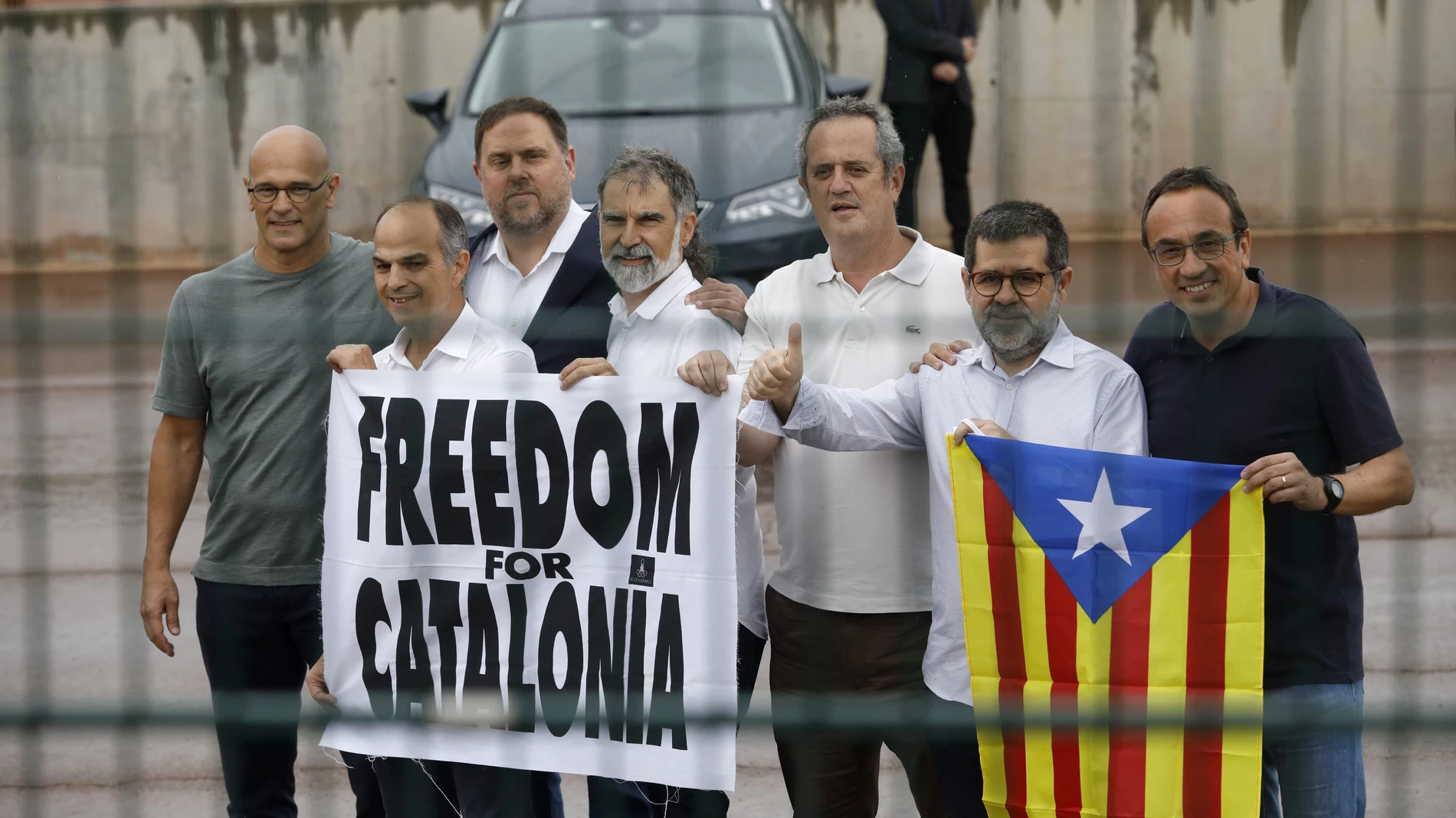 Oriol Junqueras y otros seis presos del "procés" indultados por el Gobierno, tras abandonar la prisión de Lledoners en 2021