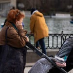 Una jubilada en el Parque del Retiro de Madrid