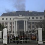Al menos 36 bomberos han acudido a la escena, mientras más camiones están llegando en estos momentos y varias calles alrededor del edificio han sido cortadas.
