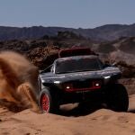 Carlos Sainz y su copiloto Lucas Cruz, durante la etapa 1B del Rally Dakar 2022