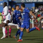 Mendy lucha con Arambarri en un momento del Getafe-Real Madrid disputado en el Coliseum Alfonso Pérez