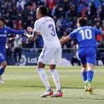 El defensa brasileño del Real Madrid Éder Militao (c) reacciona después de que el delantero turco Enes Ünal (d), del Getafe, marcara el 1-0 durante su partido de LaLiga Santander disputado en el estadio Coliseum Alfonso Pérez de Getafe, Madrid, este domingo. EFE/Juan Carlos Hidalgo