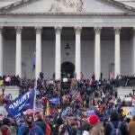 Fotografía del 6 de enero de 2021 donde aparecen unos partidarios del presidente de los Estados Unidos, Donald J. Trump, durante al asalto al Capitolio en Washington