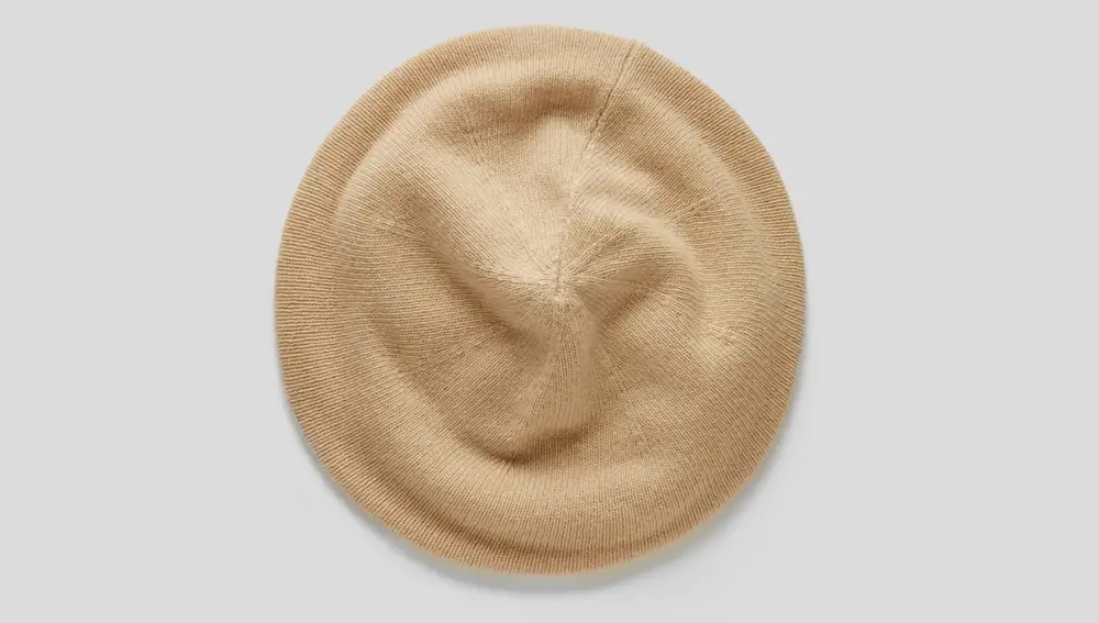 Boina de punto con un pequeño logotipo bordado en color beige, de Benetton