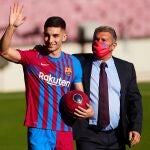Joan Laporta, junto a Ferran Torres en la presentación del jugador