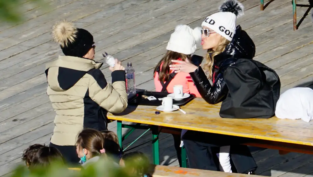 Luján Argüelles en Baqueira Beret con su hija y una amiga