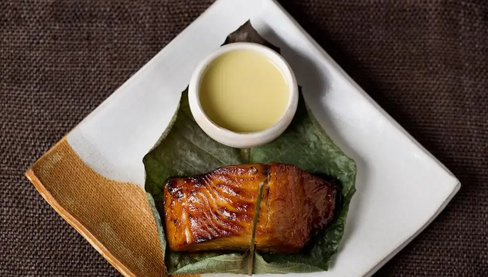 Bacalao negro marinado envuelto en hoja de hoba