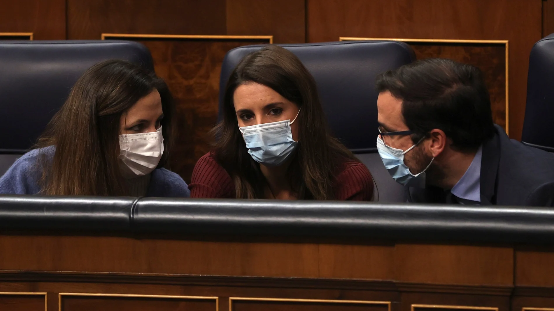 MADRID, 14/12/2021.- La ministra de Igualdad, Irene Montero (c), la ministra de Derechos Sociales, Ione Belarra (i), y el ministro de Consumo, Alberto Garzón, durante el pleno del Congreso que se celebra este martes. EFE/ Kiko Huesca