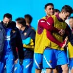 Los canteranos Guillem Jaime y Mika Marmol en el entrenamiento del Barcelona ante la mirada de Xavi