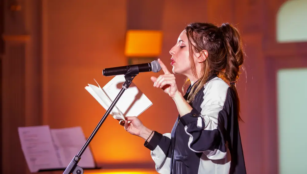 Laura Sam, recitando durante el ciclo "De palabra" del Actual Festival, en Logroño