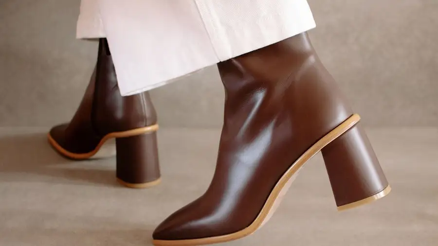 Botín de piel en tono marrón café.