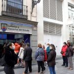 Largas colas ante una administración de lotería de cara al Sorteo Extraordinario del Niño