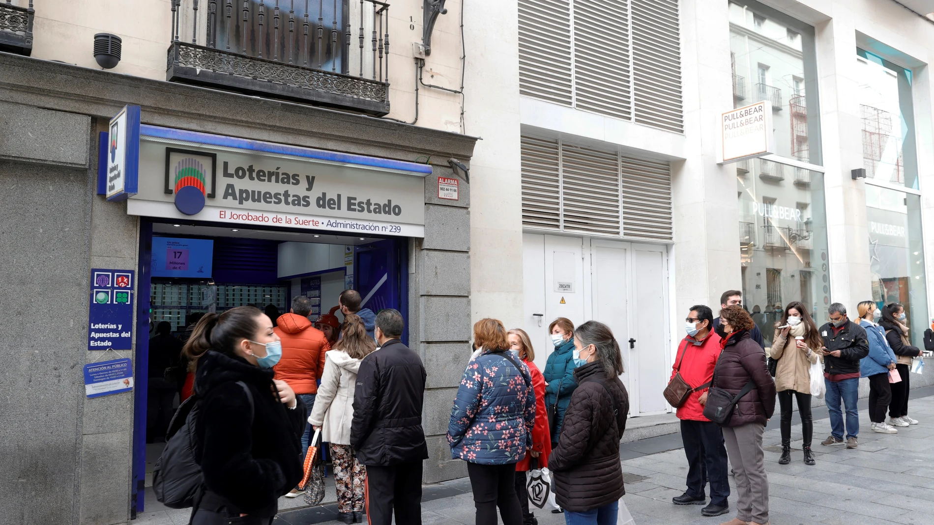Largas colas ante una administración de lotería de cara al Sorteo Extraordinario del Niño