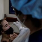 Una persona se realiza una prueba para detectar la covid-19 en Río de Janeiro (Brasil). Las autoridades sanitarias de los estados brasileños de Minas Gerais, Santa Catarina y Río de Janeiro informaron que investigan nuevos casos sospechosos de flurona