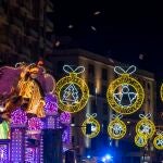 Miles de niños acompañados de sus familiares reciben a los Reyes Magos por las calles de Salamanca