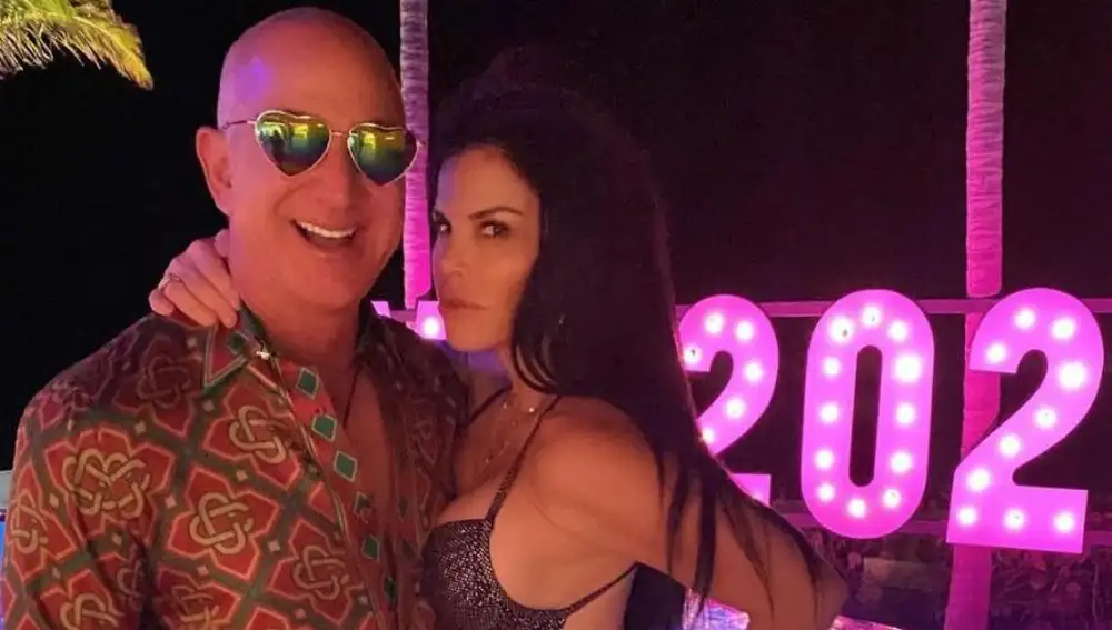 Jeff Bezos y su pareja, Lauren Sánchez, celebran la entrada del nuevo año.