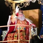l Rey Gaspar saluda durante la Cabalgata de Reyes