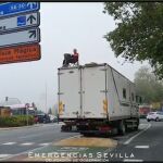 El camionero tocaba los timbales en la parte superior del vehículo