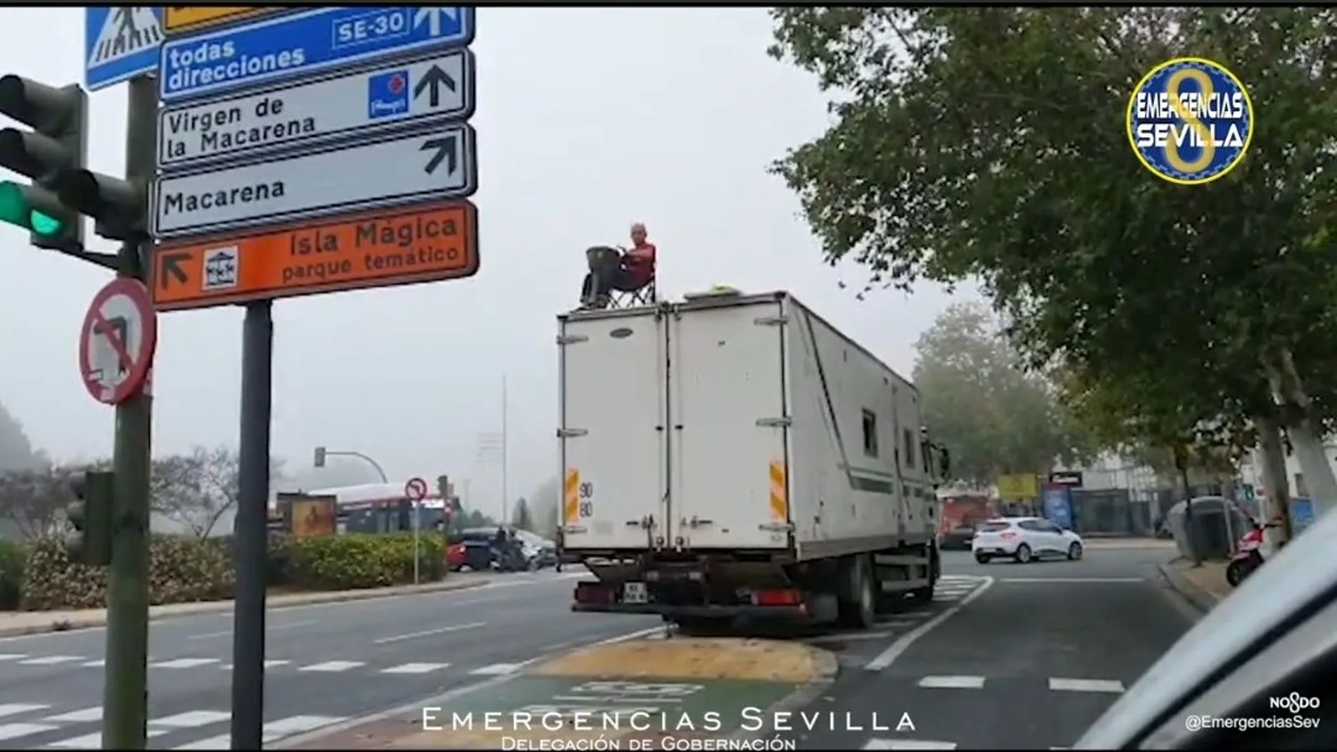 El camionero tocaba los timbales en la parte superior del vehículo