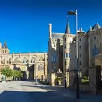 Catedral de Astorga con el Palacio Episcopal de Gaudí en primer plano