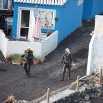 Efectivos de la Guardia Civil realizan mediciones de gases en el barrio costero de La Bombilla