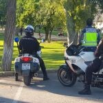 Agentes de la Policía Nacional en un parque público
