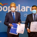 El presidente del PP de Ávila, Carlos García, junto al número 1 de la lista provincial José Francisco Hernández Herrero