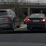 El coche de Kiko Rivera (izqda.) adelanta a un vehículo detenido en un paso de peatones