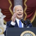 El presidente Joe Biden pronuncia su rotundo discurso desde el Statuary Hall del Capitolio durante el aniversario del asalto
