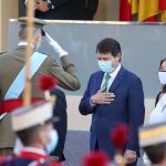 El presidente de Castilla y León, Alfonso Fernández Mañueco, saluda al Rey