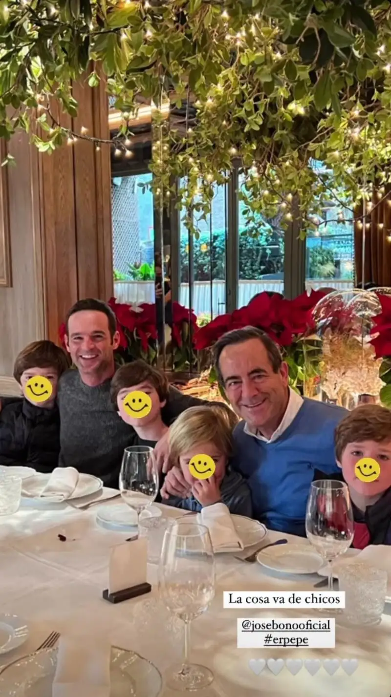 José Bono y José Bono Jr. con los hijos de Amelia Bono