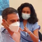 Pedro Sánchez en el momento de ser vacunado con la tercera dosis