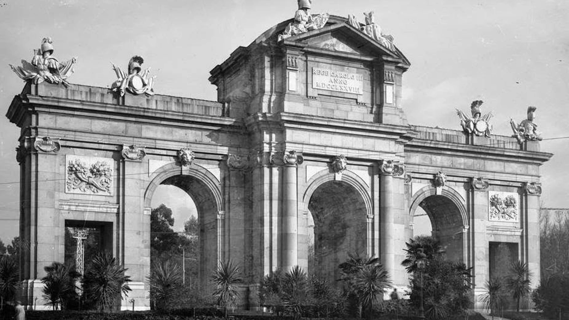 Puerta de Alcalá con palmeras