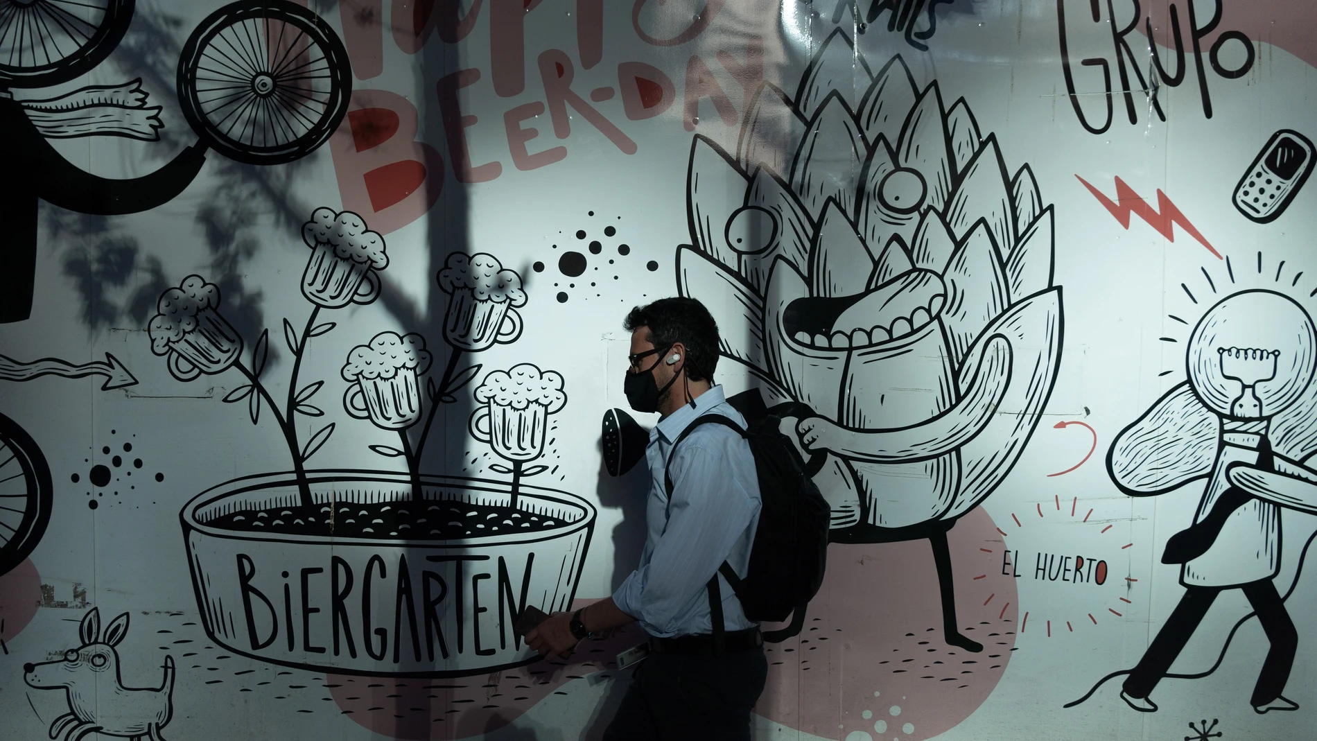 06 January 2022, Chile, Santiago: A man walks past a mural in Santiago, Chile. Photo: Matias Basualdo/ZUMA Press Wire/dpa 06/01/2022 ONLY FOR USE IN SPAIN