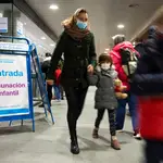 Colas la vacunación infantil en el Hospital 12 de Octubre.