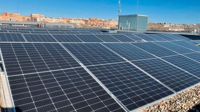 Imagen de unas placas fotovoltaicas en el tejado de un edificio