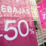 Una mujer entra en una tienda con descuentos de hasta el 50%