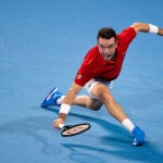 Bautista devuelve una pelota en su partido contra Hurkacz