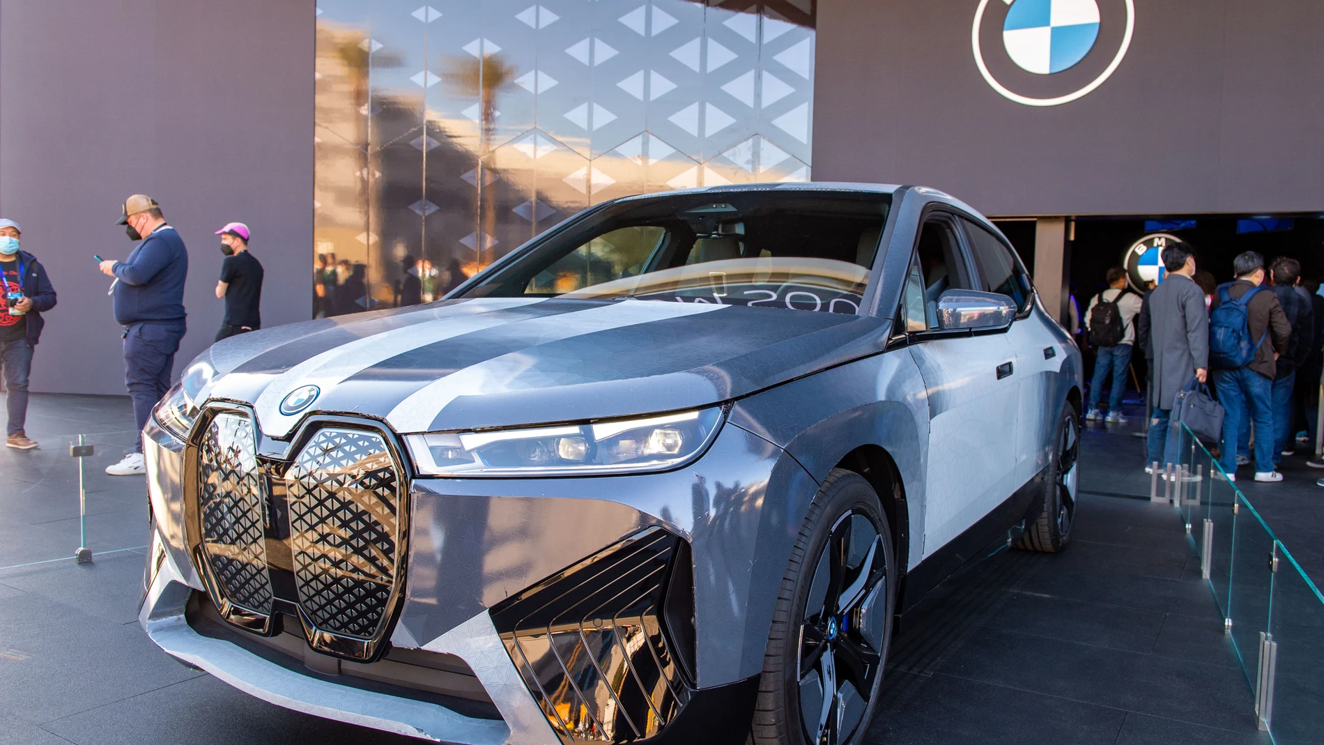 iX Flow es el prototipo de coche eléctrico de BMW que cambia el color de su carrocería a gusto del conductor. Foto: Andrej Sokolow/dpa.