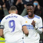 Vinicius y Benzema esperan, como todo el Real Madrid, al Barcelona en la Supercopa