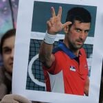 Manifestantes a favor de Djokovic