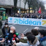 El portavoz de la Red Ciudadana Sare, Joseba Azkarraga, haba con los medios delante de la concentración convocada por Sare a favor de los presos de ETAH.Bilbao / Europa Press