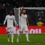 Benzema celebra el gol que marcó al Valencia, con Vinicius, autor de un doblete después, a su lado