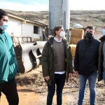 El vicesecretario de comunicación del Partido Popular, Pablo Montesinos, acompañado por miembros de la candidatura del PP de Burgos, entre ellos Ángel Ibáñez, visitan una explotación ganadera en Cavia