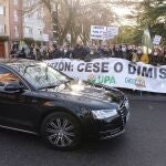 Ganaderos protestan a la llegada del presidente del Gobierno, Pedro Sánchez, por las declaraciones del ministro de Consumo, Alberto Garzón