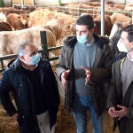 El vicesecretario de comunicación del Partido Popular, Pablo Montesinos, y el número 1 de la lista del PP de Burgos, Ángel Ibáñez, entre otros, visitan una explotación ganadera en Cavia
